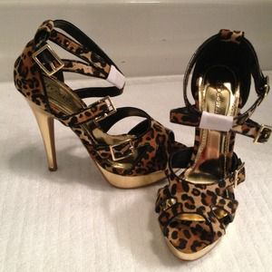 ShoeDazzle NIB. Leopard w/ gold sz 6 platforms.