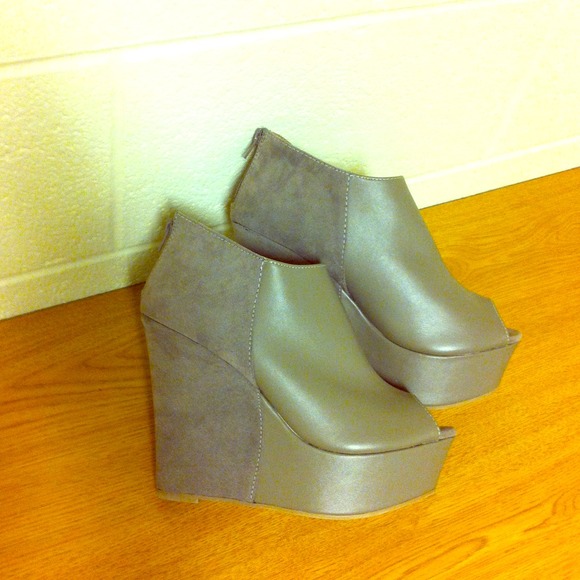 Peep-toe suede/leather wedges