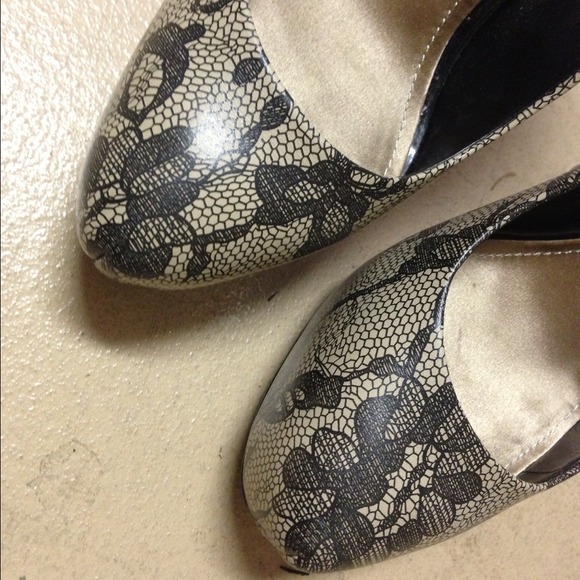 Aldo Beige Lace Platform Pumps - Picture 3 of 4