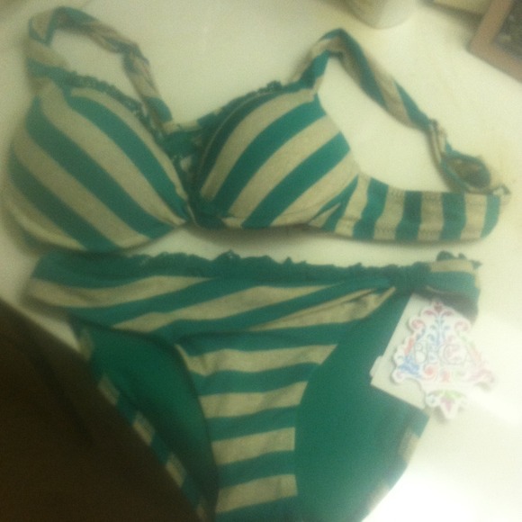 💥$ reduction💥Green and beige Becca bikini. NEW