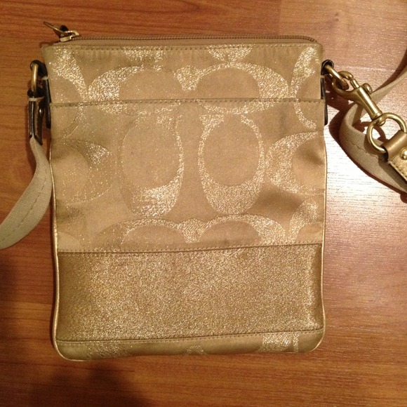 More pics of Authentic Coach Crossbody❤