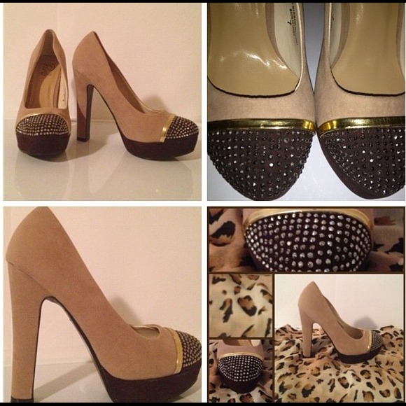 Shoes - Nude pumps