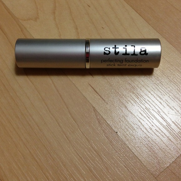 Stilla Perfecting Foundation stick teint exquis