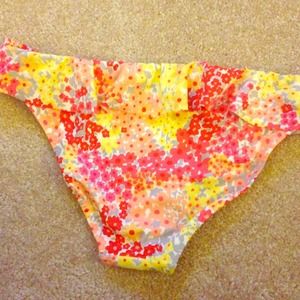 Bikini bottom with ruffles