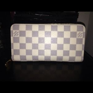 Louis Vuitton "zippy wallet"