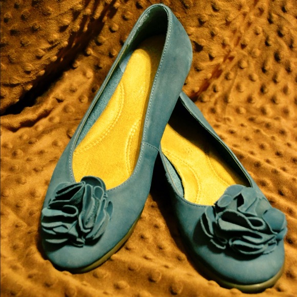 Hardly worn flats! Super comfortable!