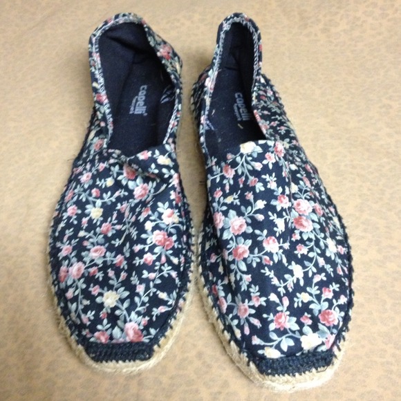 ✋SOLD✋Espadrilles. Black with flowers.