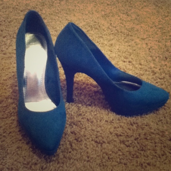 Deep green pumps