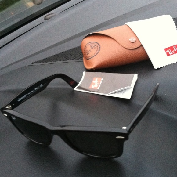 SOLD ❤❤🎉Ray-bans!!! In amazing condition! - Picture 2 of 4