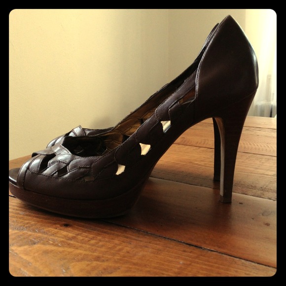 Brown Guess pumps