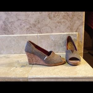 Brand new pair of TOMS size 7 but fits like a 6.5