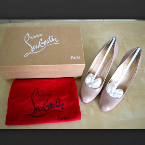 SOLD! Christian Louboutin Simple nude patent pump