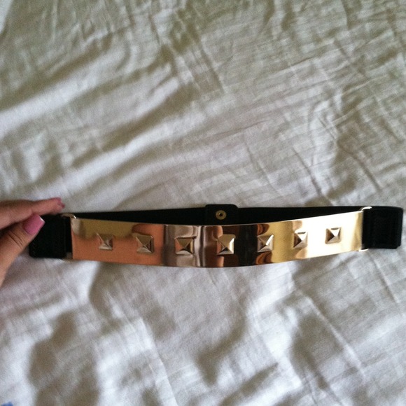 🚫Sold🚫NEW Gold plate pyramid belt