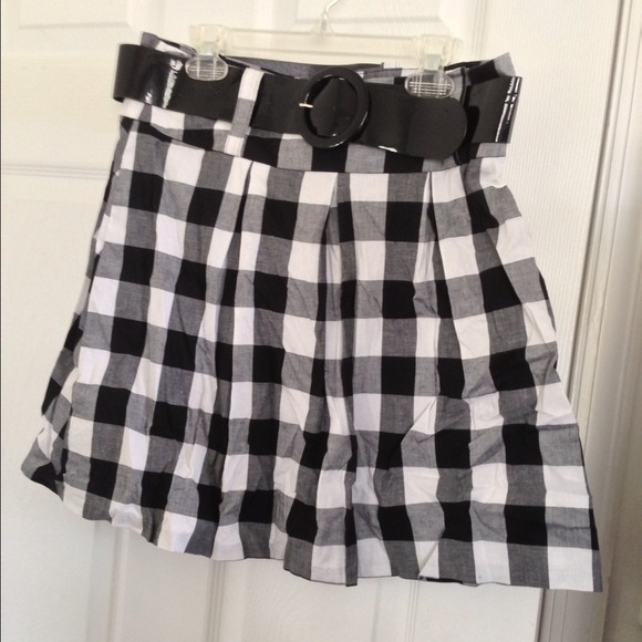Cute skirt black and white pattern with belt