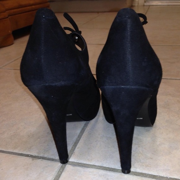 👠Black Suede 4 Inch Heels👠 - Picture 2 of 3