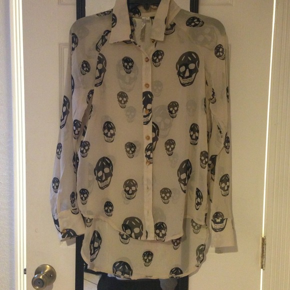 🚫SOLD🚫Hi-Low Skull Top