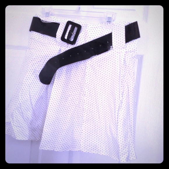 Dotted skirt with belt. Black and White.