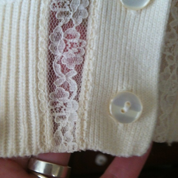 🌼TRADED❌ Cream-colored lacy cardigan - Picture 2 of 4