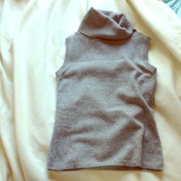 Sleeveless chashmere turtleneck - Picture 1 of 1