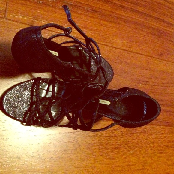 Black with sparkles! Very attractive shoe!