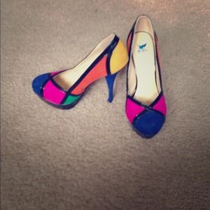 Multi color suede heels / pumps