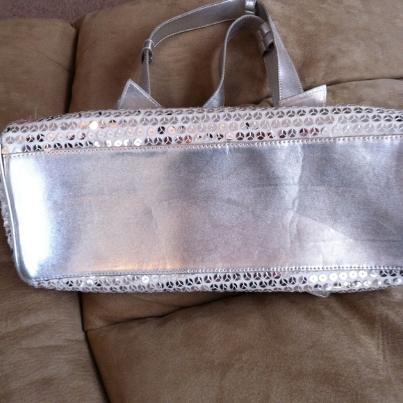 Small sequin bag free with purchase - Picture 3 of 3