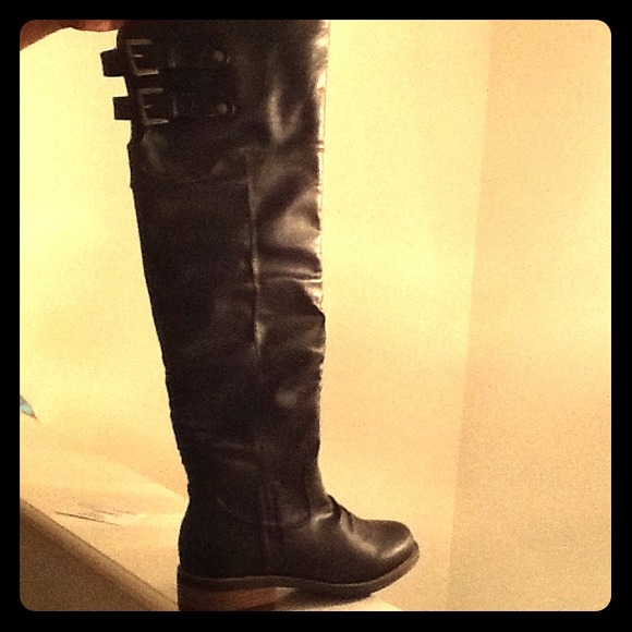 Brown and black boots bundle