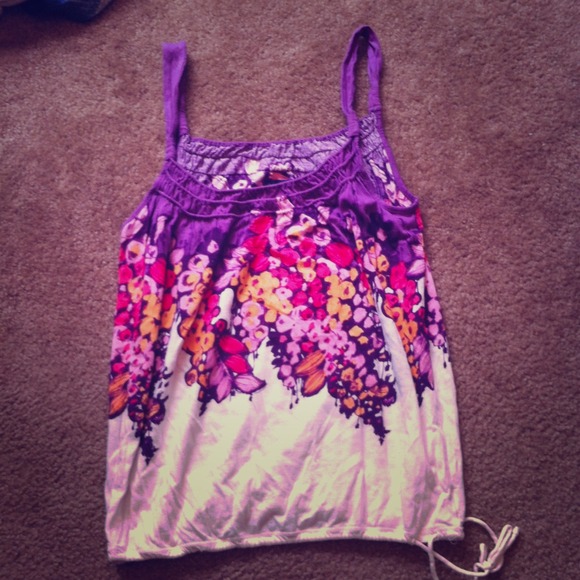🚫Sold🚫 Fun & flirty flowery tank