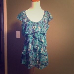 Beautiful bright blue layered top 😚