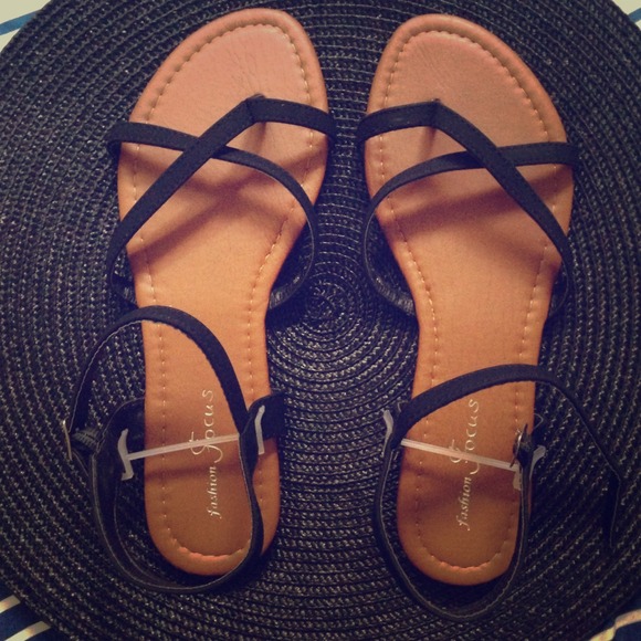 💢SOLDinBUNDLE💢Brand new black strapped sandals.