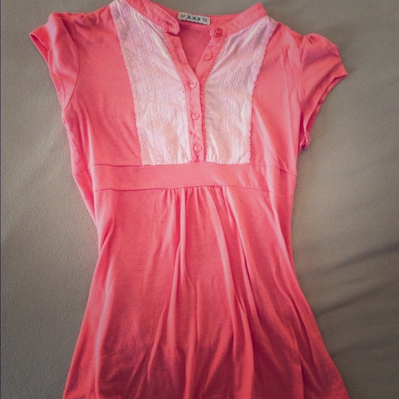Light pink cute button top!