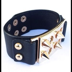 SPIKED LEATHER CUFF - black