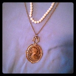 Vintage style pearl and gold necklace