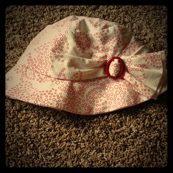 Super cute bucket hat!! 😍😍😍