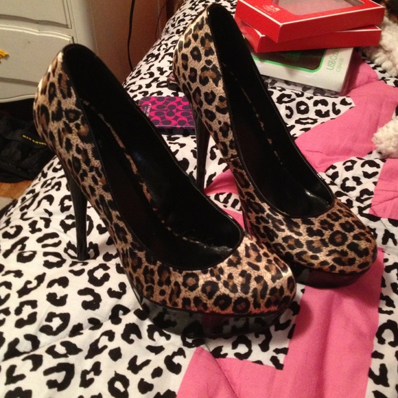 Size 9 Leopard skin Pumps