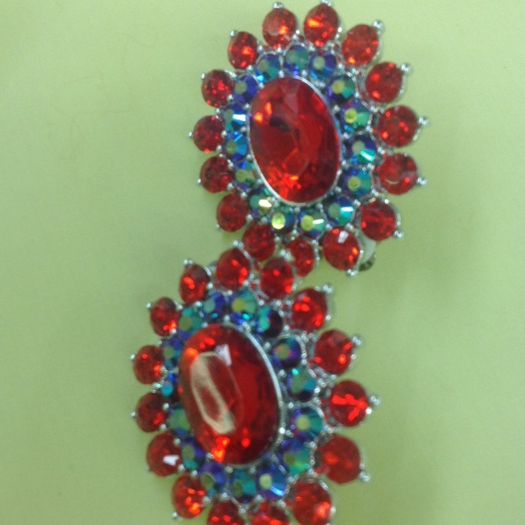Clip on with lots of bling🌹SOLD to @mrsshu 🌹