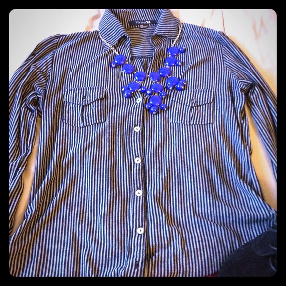 🚫SOLD in Bundle!🚫Black and gray striped shirt