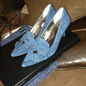 Tahari navy blue suede heels