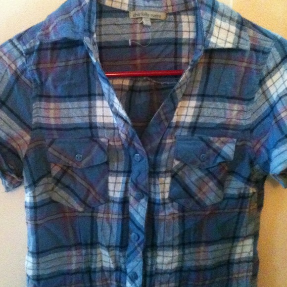 ✨REDUCED✨Short Sleeve Button Up Flannel. - Picture 2 of 3