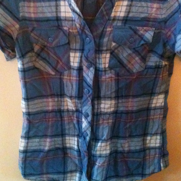 ✨REDUCED✨Short Sleeve Button Up Flannel. - Picture 3 of 3