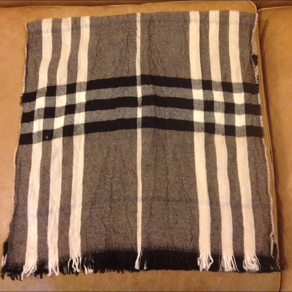 BURBERRY Giant Check Crinkle Scarf