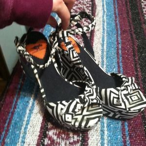 Unique Wedges bundle w/ 2 nail polishes