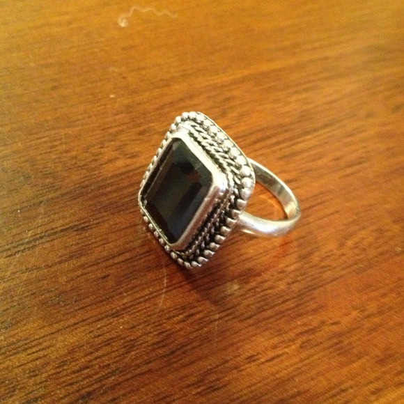 ⭕️SOLD⭕️PRICE CUT Silver & black stone ring - Picture 2 of 4