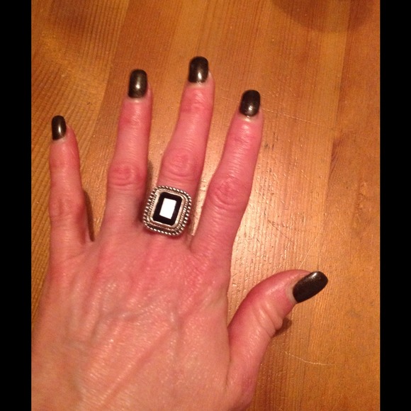 ⭕️SOLD⭕️PRICE CUT Silver & black stone ring - Picture 4 of 4