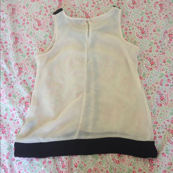 ⛔SOLD⛔ Black-Collared Cream Sleeveless Top - Picture 4 of 5