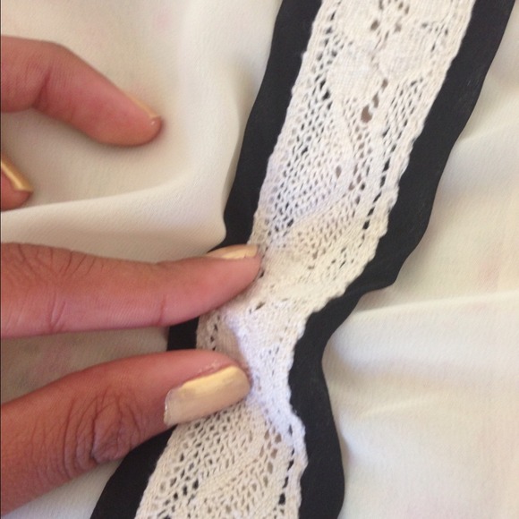 ⛔SOLD⛔ Black-Collared Cream Sleeveless Top - Picture 5 of 5