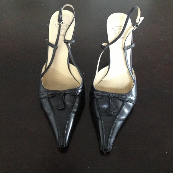 Black pointy toed kitten heel with tassel