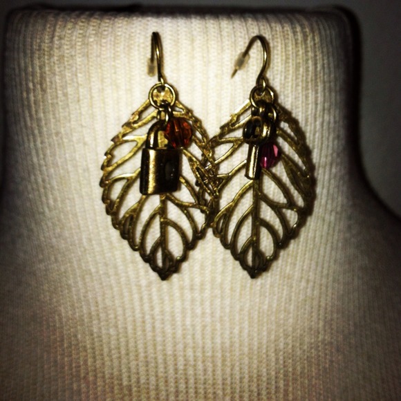 NEW! "Key to My Heart" bronze leaf earrings 🍃 - Picture 2 of 3