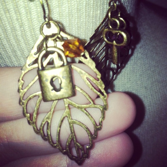 NEW! "Key to My Heart" bronze leaf earrings 🍃 - Picture 3 of 3