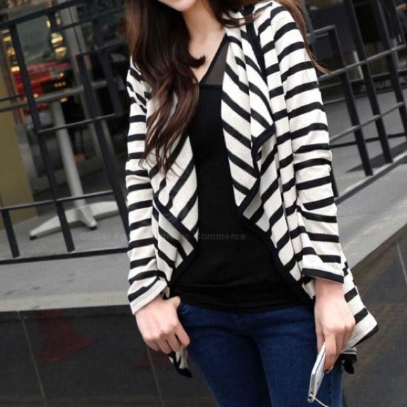 ❌Sold❌Black & white striped cardigan